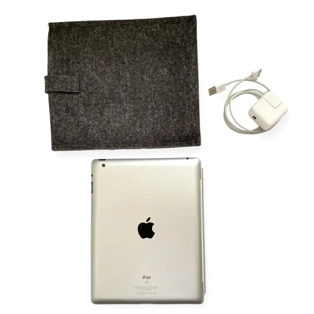 APPLE iPad w/ BONUS Accessories 2nd Generation 32GB Wi-Fi ONLY White MD329LL/A